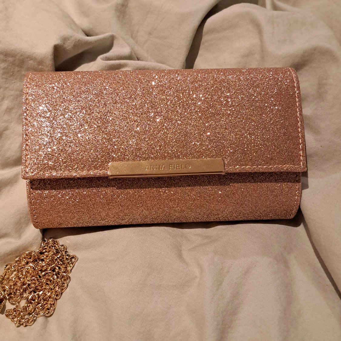 Glittrig kuvertväska från Anna Field - 3