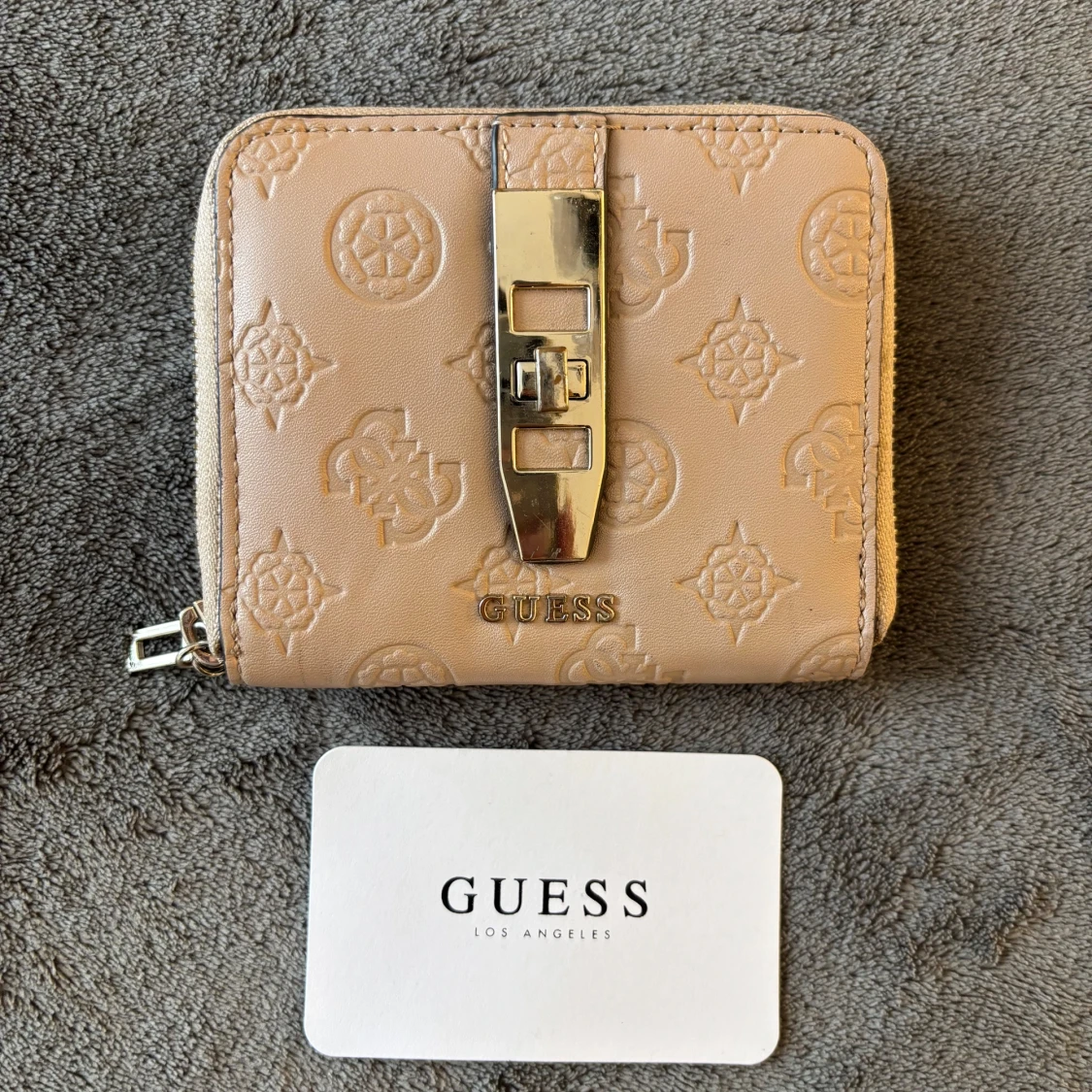 Beige plånbok från Guess med guldiga detaljer