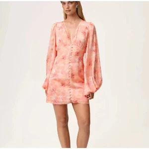 Adoore klänning  - Adoore klänning i storlek 40, men är väldigt liten i storlek. Aldrig använd