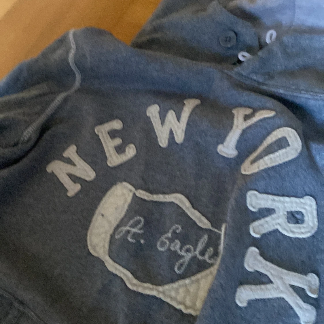 Grå  hoodie från American Eagle - 1