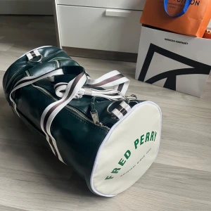 Fred perry väska  - INTRESKOLL på denna riktigt fräscha fred Perry väskan! 