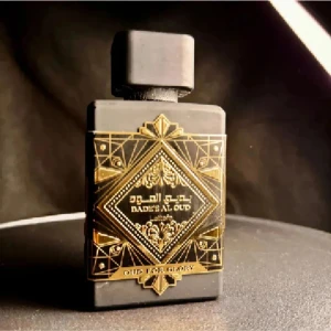 Bade al Oud - (E Jag säljer sampels och priset är per milliliter ( INTE HELA FLASKAN))   16 kr  per milliliter (1ml = 10 spray )  Priset är fast men vid större beställningar kan priset diskuteras! Skriv till oss gärna innan ni köper !
