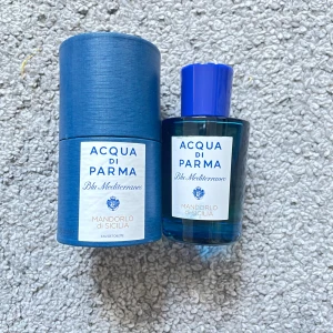 Acqua di Parma – Mandorlo di Sicilia - Acqua di Parma – Mandorlo di Sicilia (100 ml) 🌿🍊 Lyxig unisexdoft från populära Acqua di Parma! Mandorlo di Sicilia är en varm och söt doft med noter av mandel, citrus och vanilj – perfekt för dig som vill sticka ut med en elegant och unik parfym ✨  • Storlek: 100 ml • Skick: Defekt på flaska (se sista bilden), men parfymen är helt oanvänd • Nypris: ca 1500 kr 💸  💡 Köpt från privatperson. Tidigare ägare visade kvitto och sa att den är äkta, men jag kan inte garantera det till 100 % – därav det l