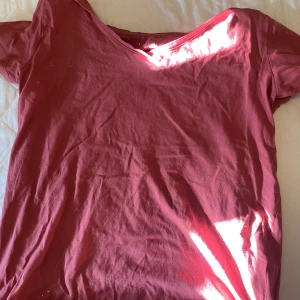 T-shirt - Röd/rosa t-shirt. inga stora tecken på användning!