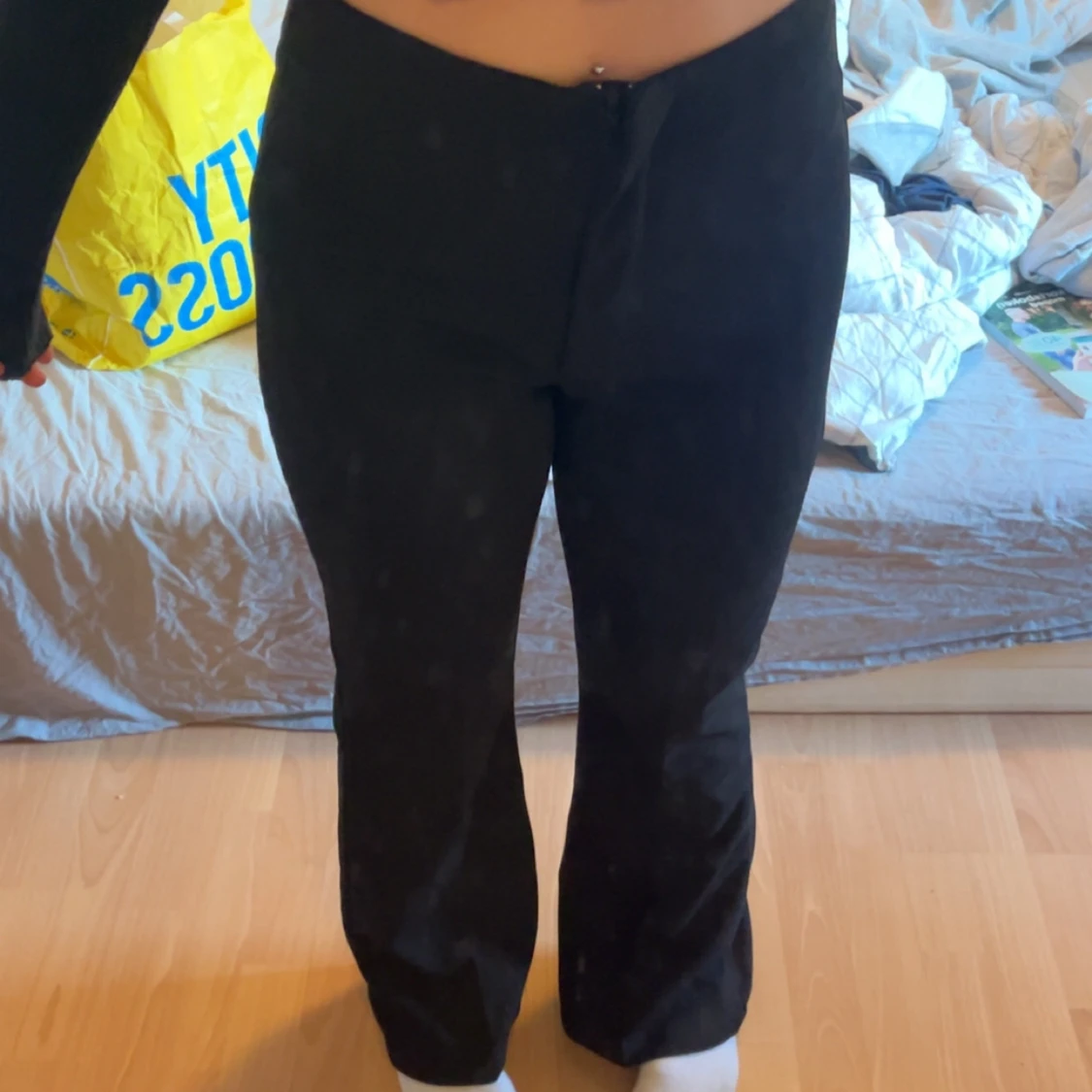 Svarta bootcut byxor med hög midja