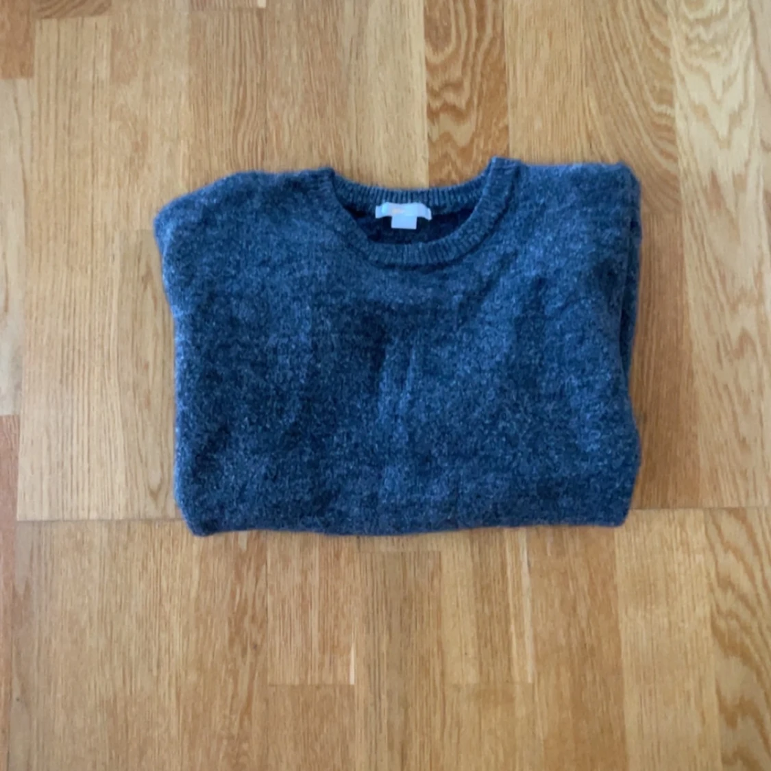 Mörkgrå stickad kortärmad tröja - 1