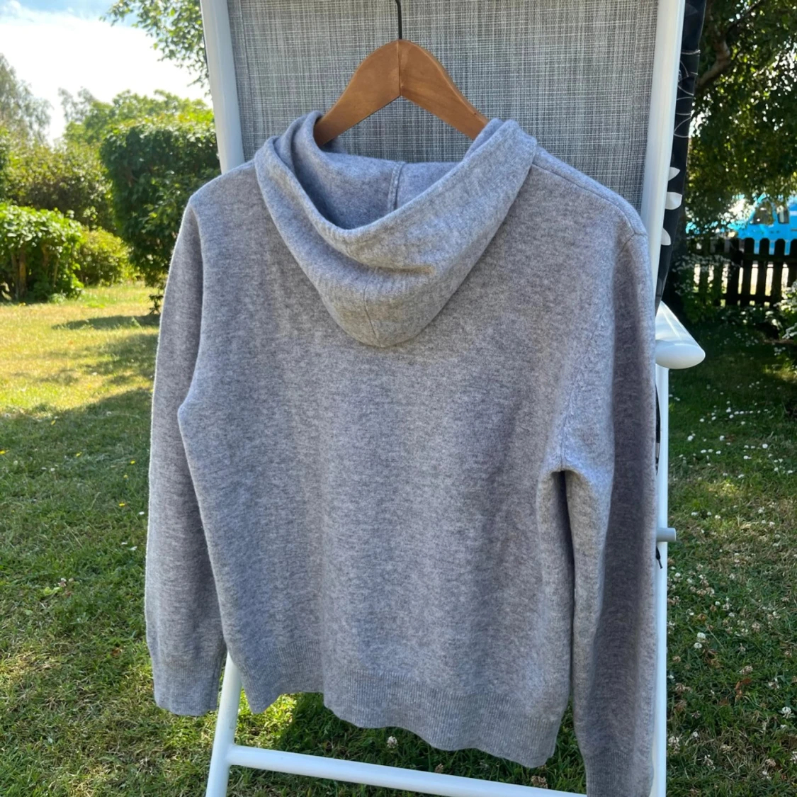 Grå kashmirhoodie från Sayless - 90