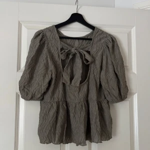 Topp med öppen rygg - Grön oanvänd topp från ginatricot! Storlek medium, öppen rygg med knytning!