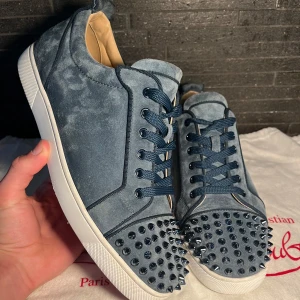 Louboutin ”washed blue” - Säljer äntligen ett till par Louboutin washed blue bland dom snyggare modellen Louboutin någonsin gjort. Skick troligt bra 9/10 inga defekter såklart. Storlek 42,5 sitter runt där. OG/tillebhör dustbags. OBS Äkta vara inget trams, skambud undanbes 