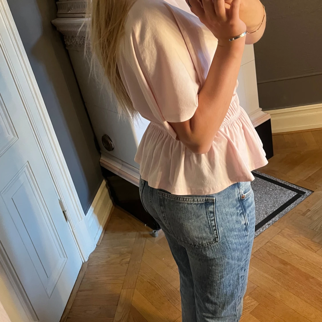 Ljusrosa blus med volang och resår