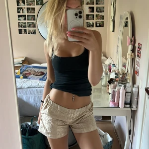 Shorts - Guldiga leopard shorts, storlek S. Dragkedja på sidan. Helt oanvända, köpt av ett UF företag. 💕💕💕