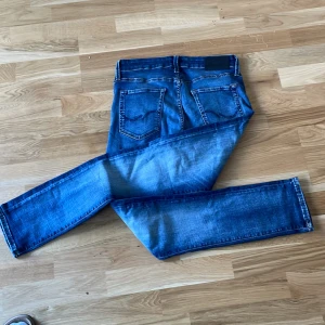 Snygga Jack and Jones  - Snygga Jack and Jones byxor med snygg tvätt. Inga slitage inga skavanker. Säljer för ett bra pris. Men priset kan ändå diskuteras. Hör av er om ni har frågor. Psssss, köper man bundel av fler jeans kan priset sänkas ytligare.