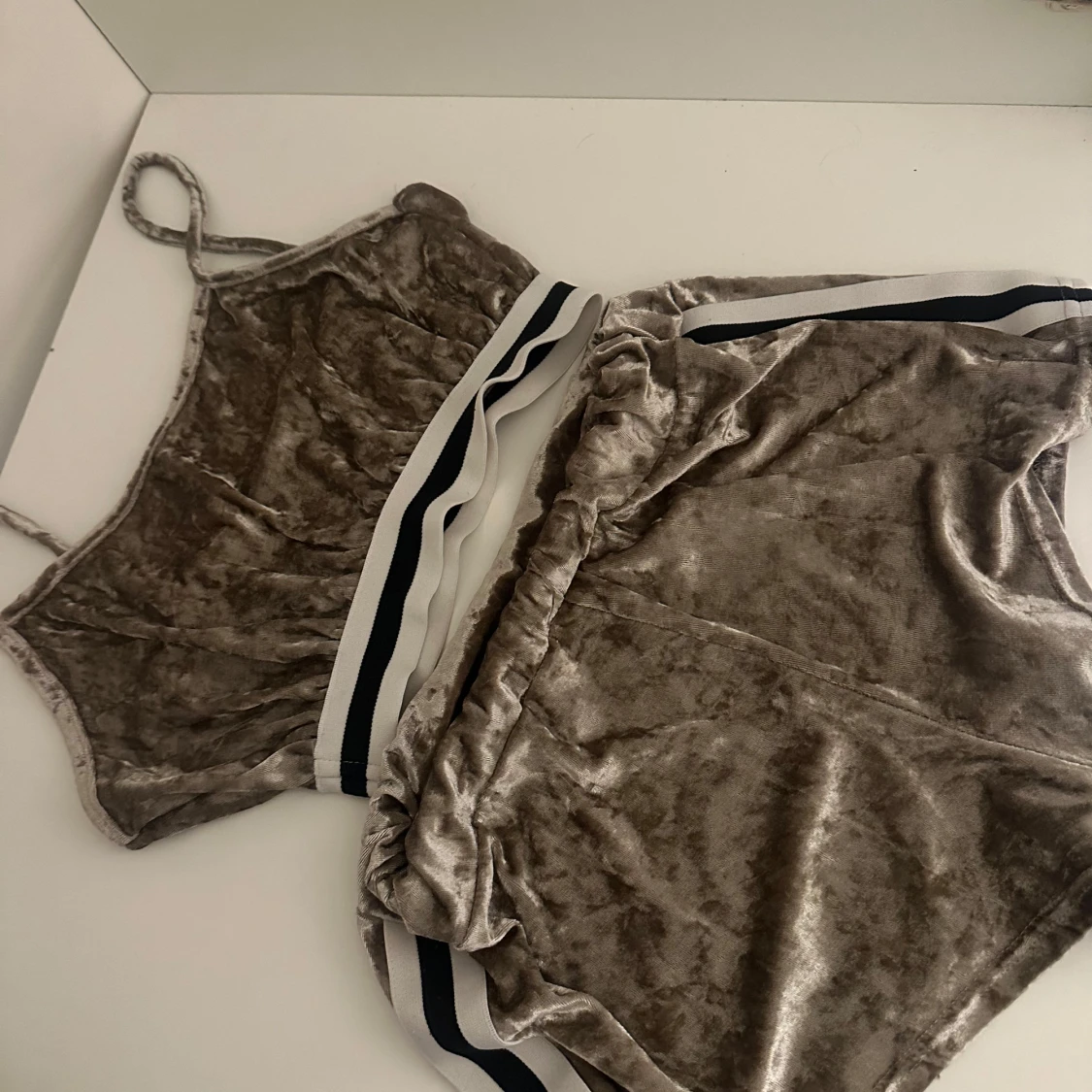 Beige sammetstopp med sportig kant - 2