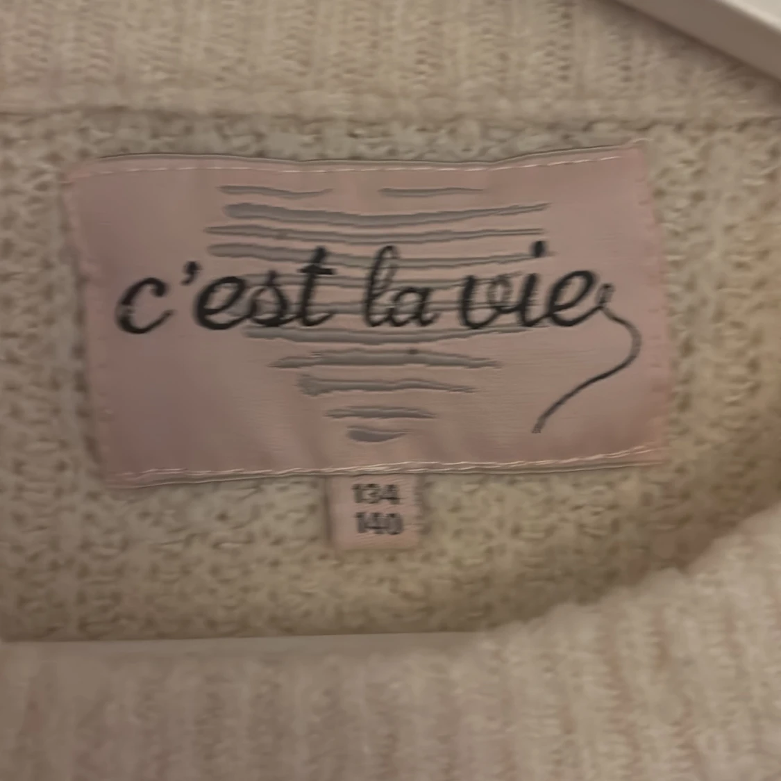 Kräm vit stickad tröja med rosetter - 1