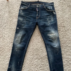 Dsquared2 jeans - Feta dsquared jeans | Modell ”Skater” | Storlek 50, motsvarar ca 32/32 | Fint skick | Riktigt feta slitningar | Skriv vid minsta fråga eller fundering Pris sänkning funkar vid snabbaffär 😁