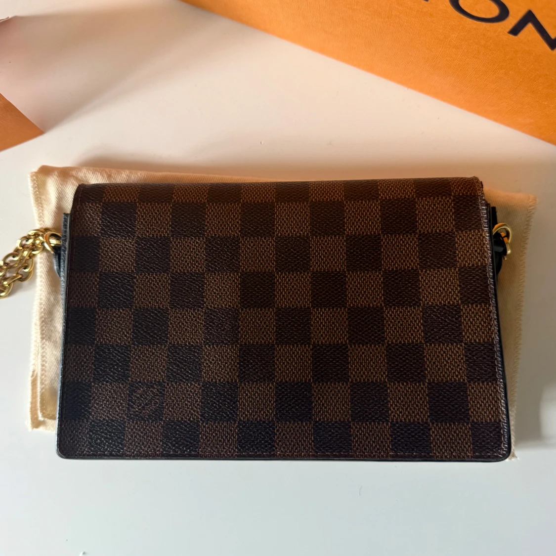 Louis Vuitton rutig axelväska i skinn - 1