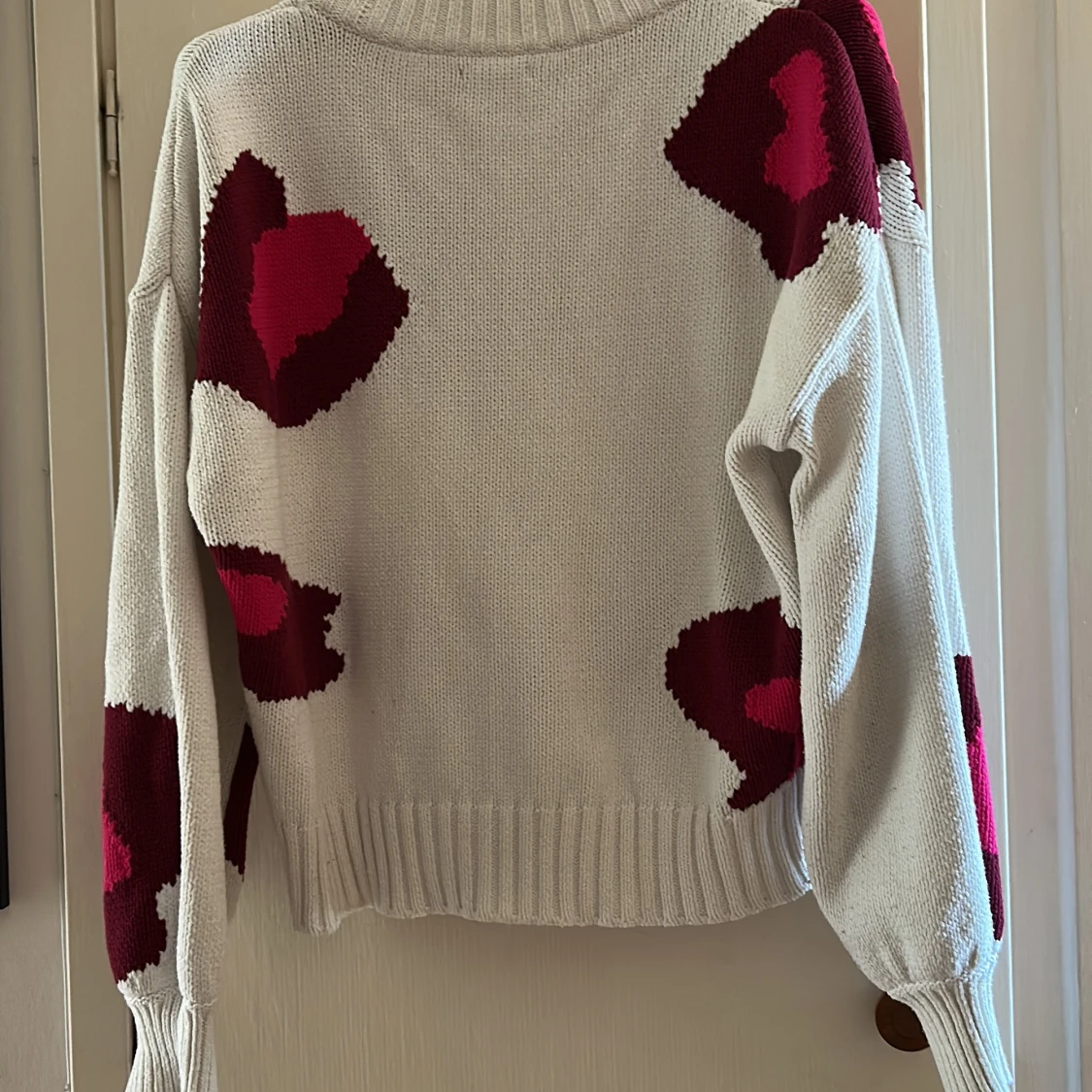 Vit stickad tröja med hjärtan från Ellos - 4