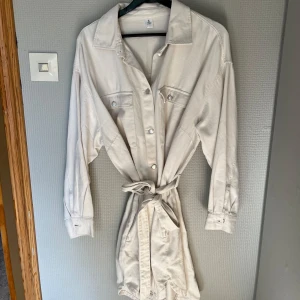 Jeansklänning  - Jeansklänning med knappar, använd 1 gång. 