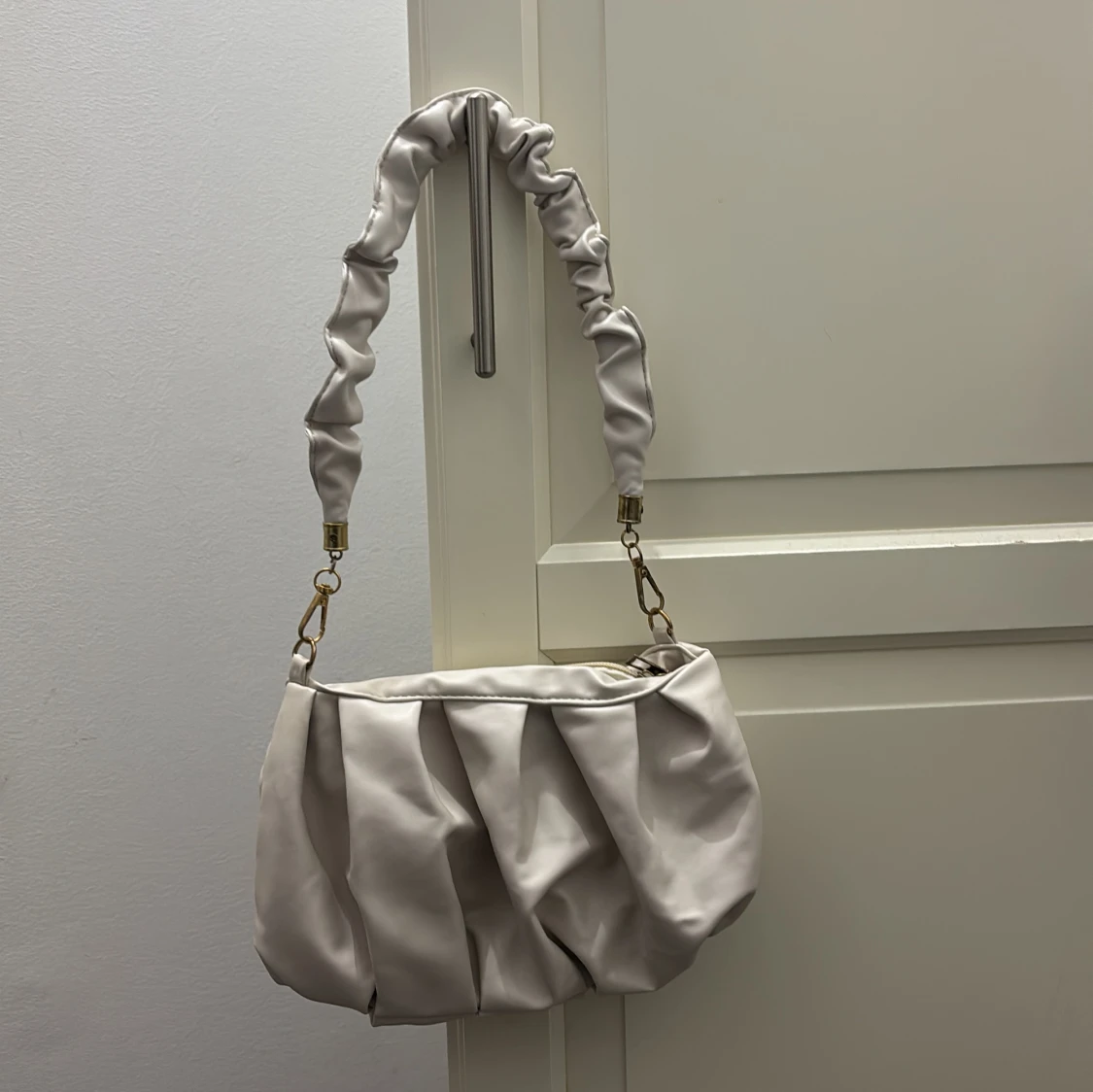 Vit axelväska med rynkad rem