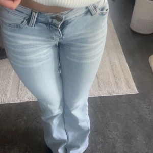 Ljusblå bootcut jeans - Säljer ett par cheap monday jeans ifrån weekday som är lågmidjade och super fina men tyvärr försmå för mig! Storleken är 25/30 