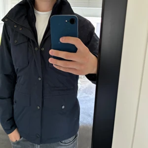 Bondelid Gerard field jacket  - Field jacket modell Gerard från Bondelid. Storlek S. Nypris 1799kr på MQ. Finns mindre tecken på användning. 