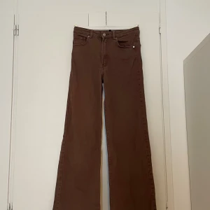 Bruna wide jeans  - Ett par bruna höga/midje jeans. Från H&M. Töjbara och sköna jeans. 