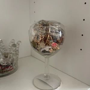 Mystery jar - Vinglas fyllt med smycken