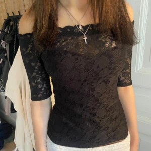 off shoulder spets topp  - dö snygg off shoulder topp i spets med trekvarts ärmar. Går ej att köpa längre. Passar även XS