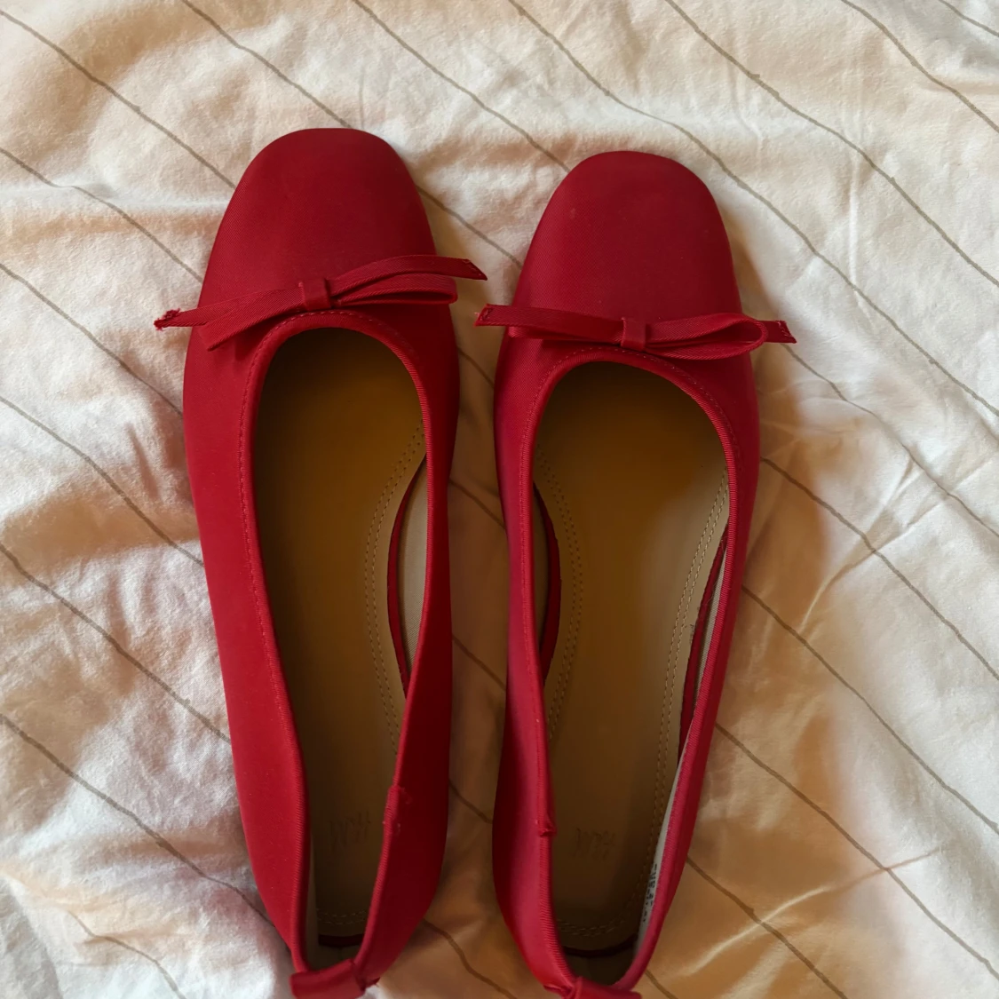 Röda ballerinaskor med rosett H&M