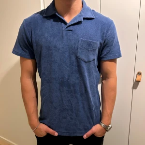 Berkeley Pike - En snygg blå piké i materialet frotté. Tröjan är från Berkeley och är helt oanvänd utan defekter. Nypris är 1000kr. Hör av dig vid frågor eller funderingar 