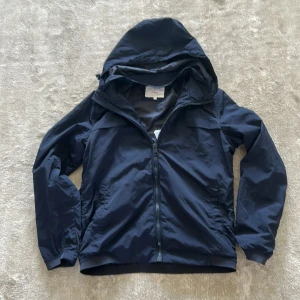 Mörkblå windbreaker från s.Oliver - Snygg mörkblå vindjacka från s.Oliver i storlek S perfekt för blåsigt väder 👌, inga defekter och den är i bra skick, skriv gärna om du har några frågor 