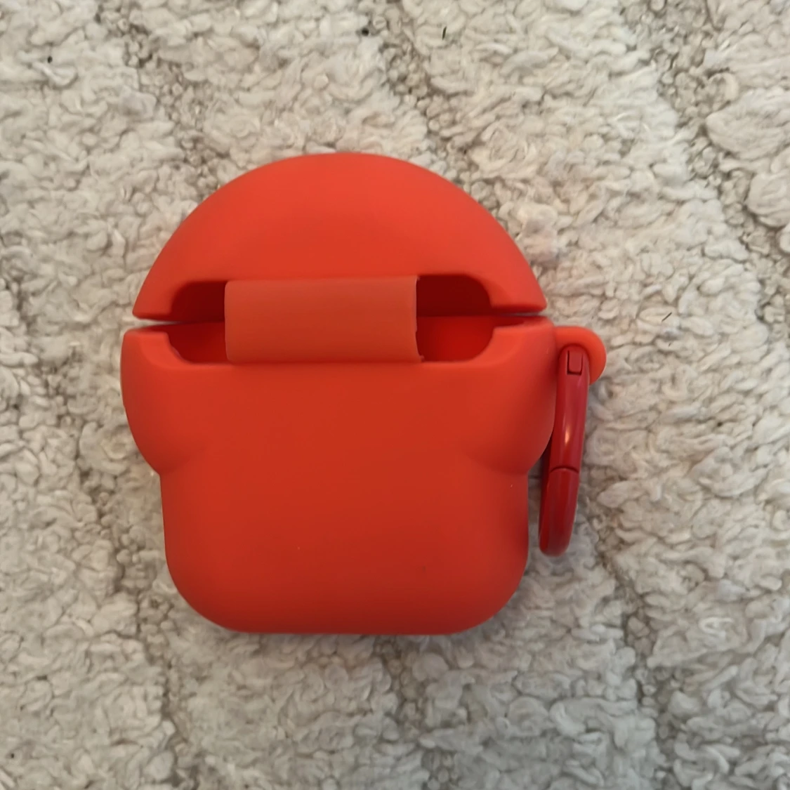 Svampliknande röd AirPods skal  med prickar - 1