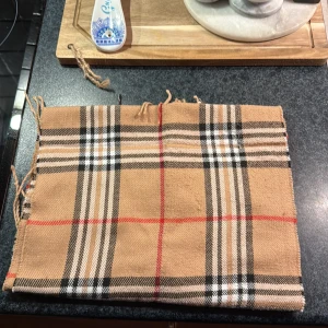 Beige rutig halsduk  - Säljer min beige halsduk som liknar Burberry sjalen väldigt mycket eftersom att den inte kommer till användning längre. 
