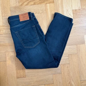 Jack and Jones jeans  - Säljer ett par Jack and Jones jeans pga ingen användning, max använda fem ggr. Modellen är slim straight/ tim och storlek är 32, 30. Bara att höra av dig vid frågor! 