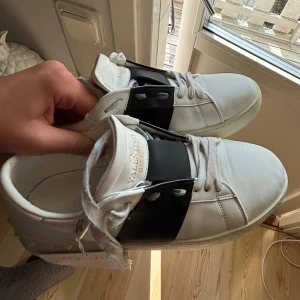 Valentino Garavani vita sneakers - Säljer mina jätte fina svarta valentino open som är nästan helt nya och oandvända🥰 Fråga om ni undrar något ❤️