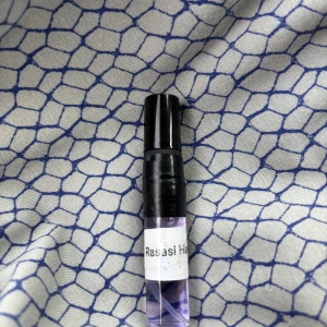 Rasasi Hawas 5ml - Litet parfymprov med svart plastlock och transparent flaska som innehåller ljuslila vätska. Etiketten visar namnet Rasasi Haneen. Perfekt för dig som vill testa en ny doft eller ha med i väskan.