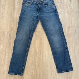 Blå jeans från Nudie Jeans Co - Snygga blå jeans från Nudie Jeans Co i klassisk straight fit. Modeller heter ”Gritty Jackson”. Storlek: W30 L30