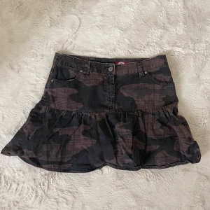 Svart camo kortkjol med volang - Säljer denna super snygga kjol jag köpte på en marknad i Valencia!