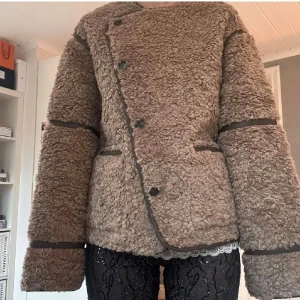 Brun teddyjacka från NA-KD x Moa Mattsson - Säljer en brun teddyjacka i fuskpäls från NA-KD x Moa Mattsson. Helt oanvänd med prislapp kvar! 