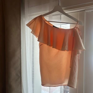 Volangblus  - En väldigt fin blus, endast använd 1 gång och i väldigt bra skick, säljs då den inte kommer till användning💕