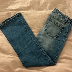 Blåa bootcut jeans💕 - Super fina bootcut jeans ifrån gina tricot i storlek 152💕 jag använde de mer förut men har bara legat i garderoben nu så de är därför jag säljer de💕