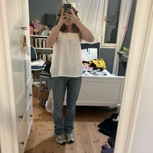 Levi's 715 Bootcut jeans ljusblå - Säljer ett par Levi's 715 Bootcut jeans i ljusblå tvätt. Klassisk femficksmodell med bootcut-ben och normal passform. Jeansen har snygga slitningar och Levi's ikoniska läderpatch bak i midjan. Perfekt till sneakers eller boots.