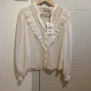 vit blus från zara  - vit mesh blus från zara (inte mina bilder)  knappt använd 