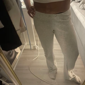 Grå mjukisbyxor med låg midja - Säljer ett par ljusgrå mjukisbyxor med låg midja och raka ben. Jag är 160 