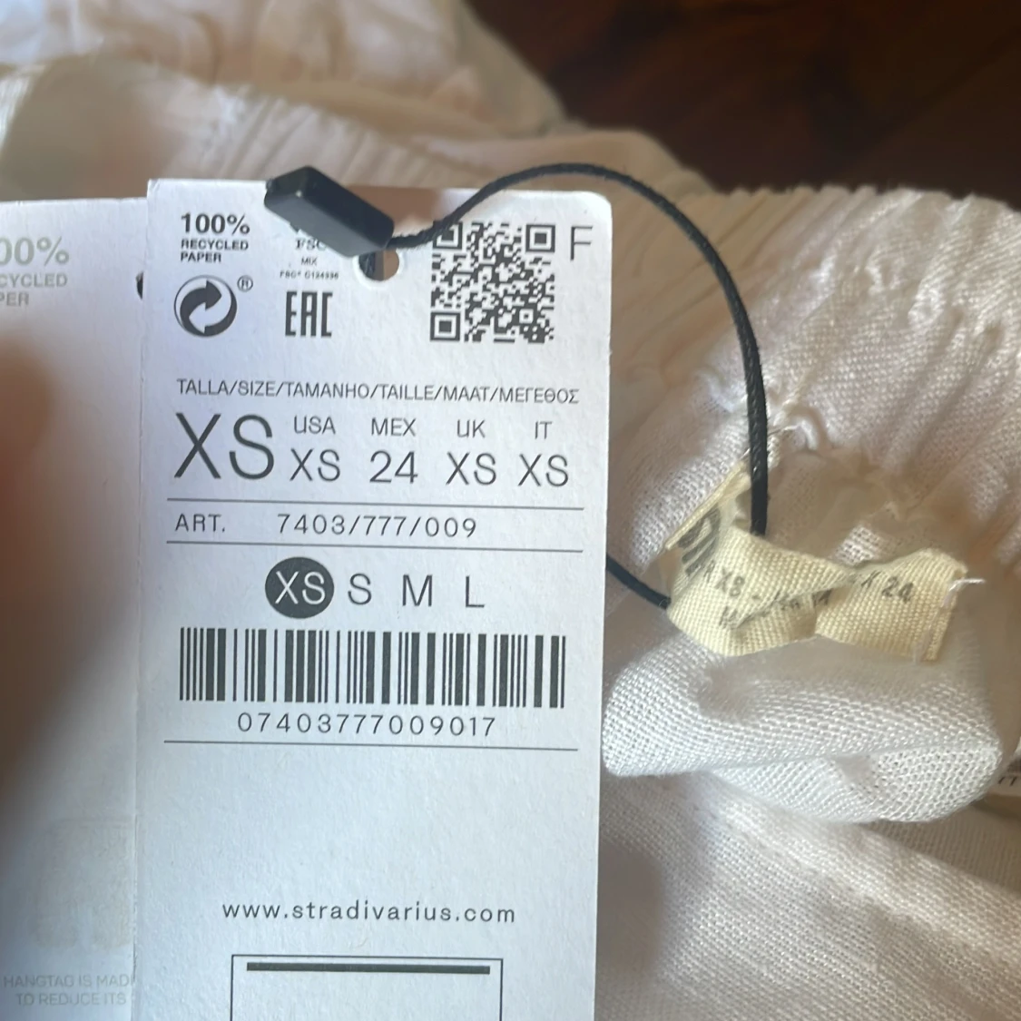 Vit omlottkjol med volang från Stradivarius - 2