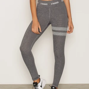 Grå träningstights från Stronger - Trycket med storlek har försvunnit i men de passar mig som vanligtvis har storlek S. Nypris var 700 kr