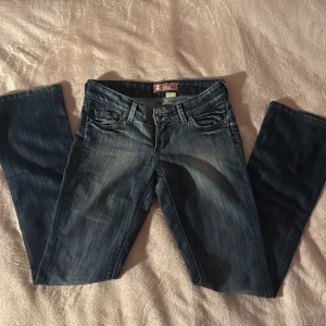Coola vintage lågmidjade bootcut jeans - Såå så snygga och coola lågmidjade bootcut jeans från 2000-talet! Jeansen har slitningar och tvättade detaljer som gör jeansen såå fina!🫶💕Perfekta nu till höst!🍂 