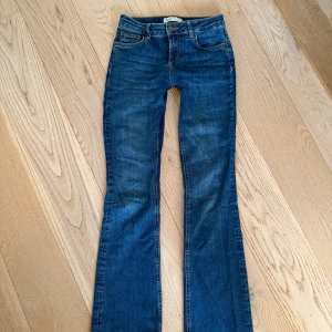Lågmidjade jeans från Zara💓 - Snygga blå jeans från Zara i bootcut-modell. De är i fint skick, förutom en liten slitning på baksidan av ena benet, bild 5🫣🥰 Snygga och de har en fin passform❤️ Innerbenslängden är ca 77 cm och midjemåttet rakt över är 34 cm🥰Tveka inte att höra av er vid fler frågor, annars tryck gärna på köp nu🥰💓