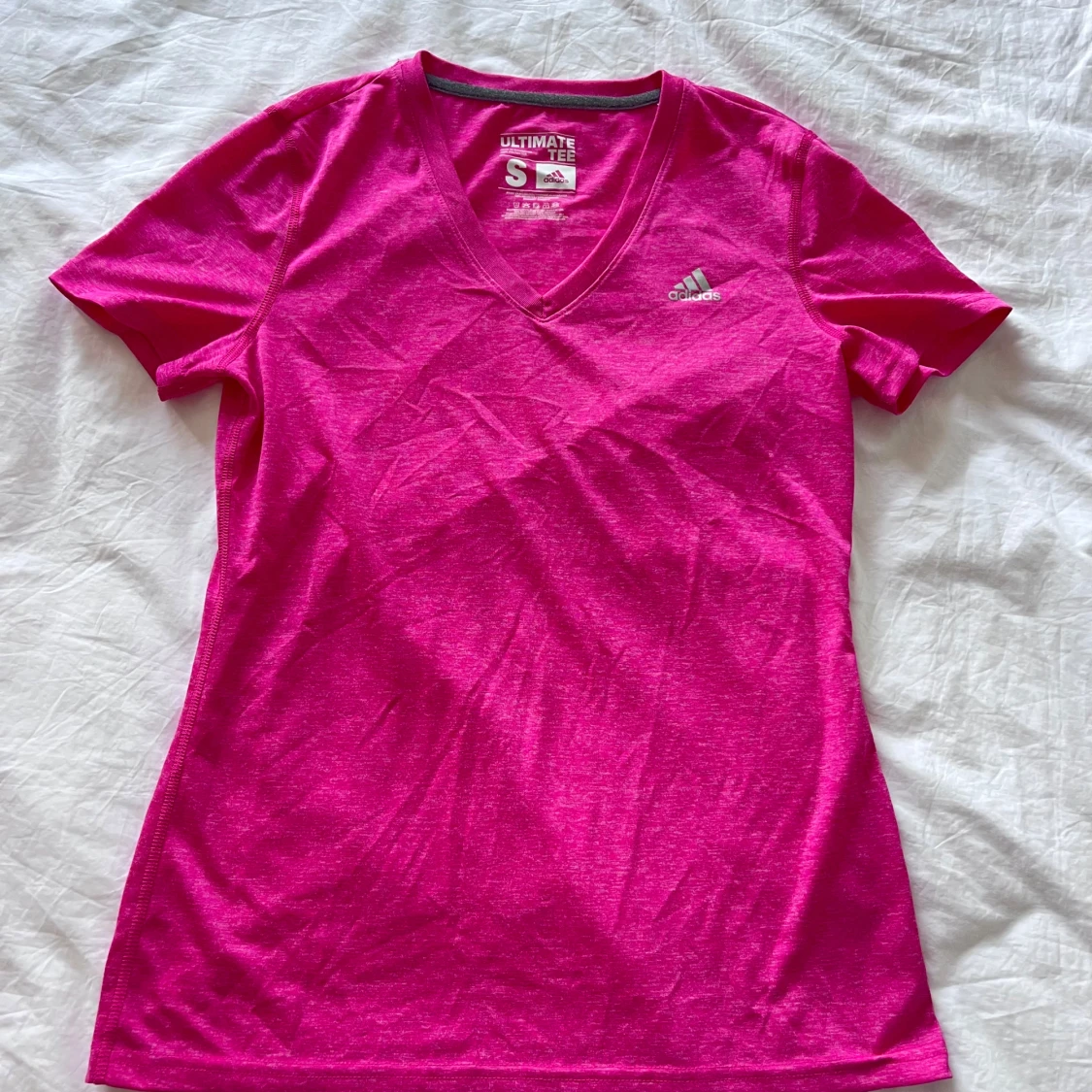Rosa v-ringad t-shirt från Adidas