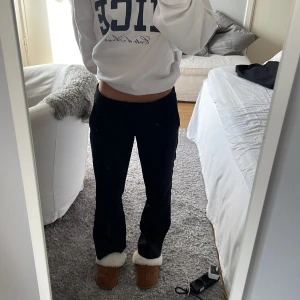 kostymbyxor - Säljer ett par svarta kostymbyxor. Byxorna är endast använda 1 gång eftersom ja tyckte dom var förstora. 